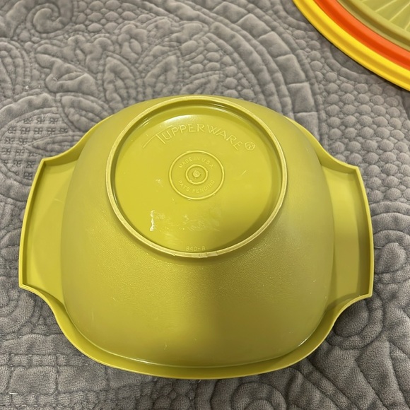 Vintage Tupperware Servalier bowls and lids. Great condition. Set of three - Picture 7 of 13